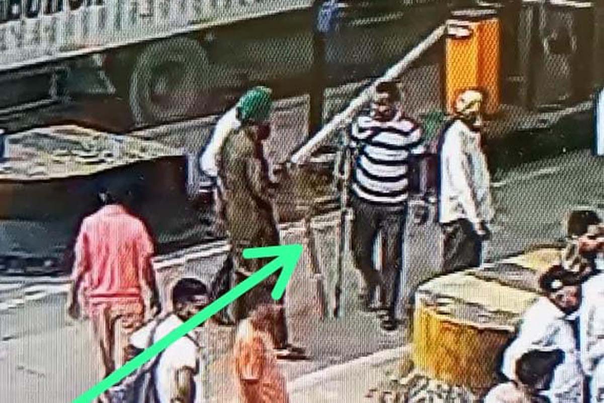 There was a jam at Azijpur toll plaza located on Jirakpur Banur Road due to a dispute between bus drivers and toll workers.